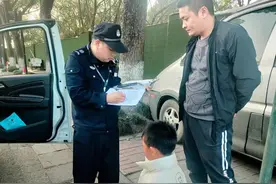 奶奶接孙子放学，只接了个水壶回家？图片