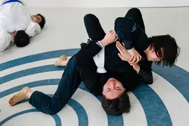 贴身缠斗、以弱克强！女白领爱上巴西柔术，像世界冠军一样降服对手战胜困难图片