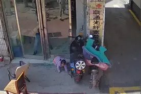 电动车忘拔钥匙，两岁小孩拧油门撞碎玻璃门，家长：孩子受到了惊吓，谨记第一时间拔掉车钥匙图片