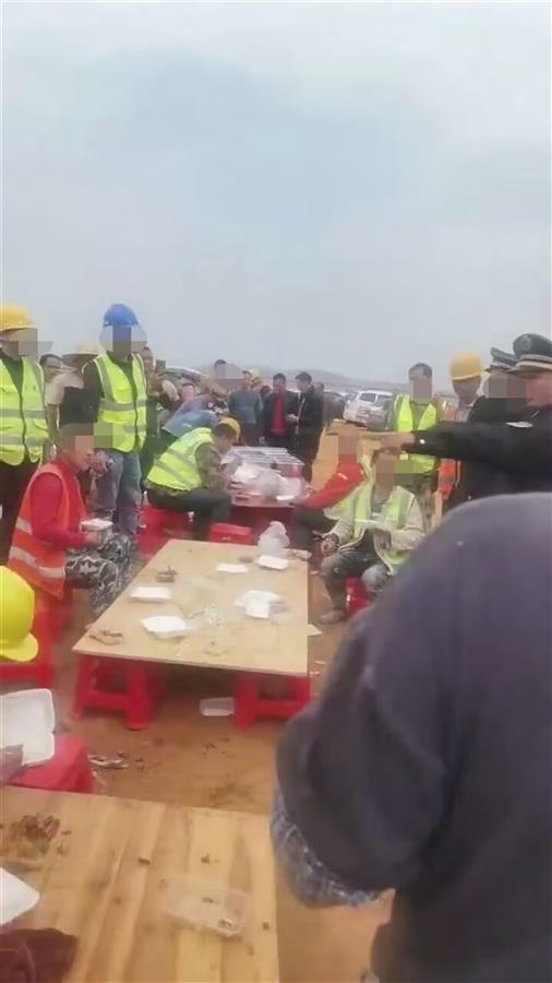 城管到工地劝离卖盒饭摊贩，买饭工人反击：这不是你们管的范围