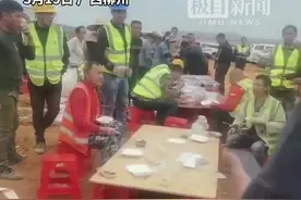城管到工地劝离卖盒饭摊贩，买饭工人反击：这不是你们管的范围图片
