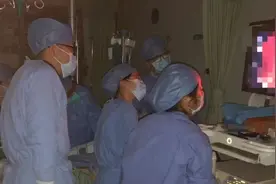 19岁大学生大量呕血危在旦夕，紧急内镜下止血化险为夷 | 大学城医院脾胃病科图片