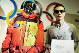 亚洲首位登顶珠峰的盲人张洪捐赠“战袍”图片