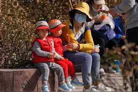两个可爱的小萌娃图片