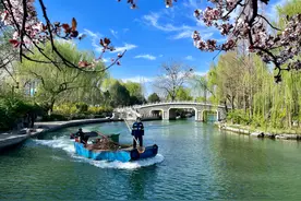 湖波如镜天水一色，船儿划过泛起层层涟漪图片