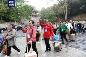 出境游业务陆续恢复 国内首批赴越旅游团队从友谊关出境图片