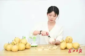 会计专业毕业生摆摊卖烤梨：“并不难堪，收入也不低”图片