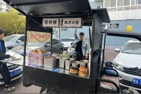 杭州小伙辞掉稳定工作摆摊卖汉堡：赚钱没有想象的那么容易图片