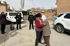 老奶奶寻亲四十年 宁夏贺兰民辅警暖心助相见图片