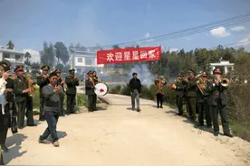 寻亲女孩范玮玮认亲：养父母就是我的亲生父母了，将来会两地跑孝敬他们图片