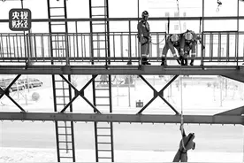 景区高空项目 “三点式安全带”或有脱落风险图片