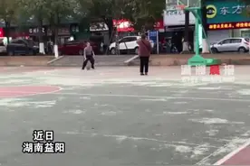 爷爷打篮球奶奶站一旁拍摄记录，网友：仿佛看到篮球场上的少年少女图片