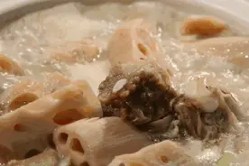 壹粉食堂|简单美味的排骨炖藕出锅喽！汤浓肉烂超下饭，快来看看图片
