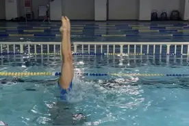 北京市青少年花样游泳公开赛周末即将开赛 小队员们训练忙图片