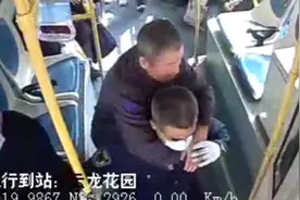 那些不动声色的善良：老人腿脚不便，司机默默背上背下图片