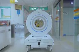 全国产自主研发 全球首台“小型智能机器人移动CT”亮相成都图片