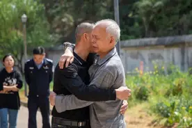 荒废水库发现失忆男子，引出一场相隔19年的父子重逢图片