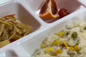 年轻人报名“小饭桌”：“饭搭子”都是小学生，有辣条就是最牛的人图片