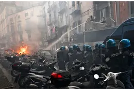 意媒：那不勒斯战法兰克福前后，8名德国球迷因制造骚乱&袭警被捕图片
