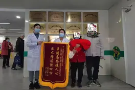 新生宝宝吸入胎粪命悬一线，医护展开22天“夺命”大战图片