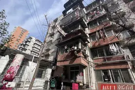 极目帮办|老旧小区下水管道频堵致居民家中倒灌粪水，物业：联系楼栋业主共同出钱维修图片