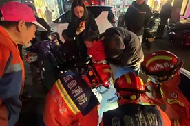 骑车带娃要当心，小心车轮卡住孩子的腿图片