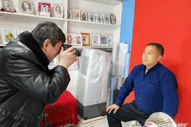 乌鲁木齐这家照相馆里的笑声传出很远图片