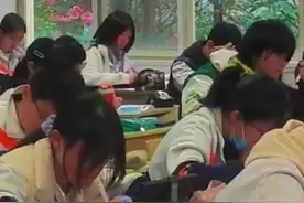 美好！教室内莘莘学子，教室外朵朵繁花图片