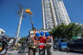 国网瓯海供电分局：“零感知”电源改造 为居民增添“双保险”图片