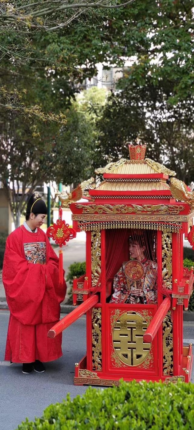 中式传承婚礼,时髦又复古,7款秀禾服撑起大场面(中式婚礼服装叫什么)