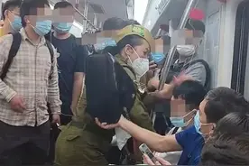“男人必须站着”！女子地铁暴打小伙图片