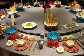 日本知名动画导演新海诚晒出中韩工作餐对比，中国工作餐山珍海味，韩国工作餐只有泡面，网友：他是懂拉踩的图片