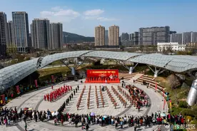 71名临安籍新兵手持护国印，告别家乡父老奔赴军营图片
