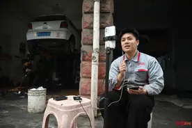 成都修车小哥直播唱歌火了：热爱音乐，也热爱自己现在的工作图片