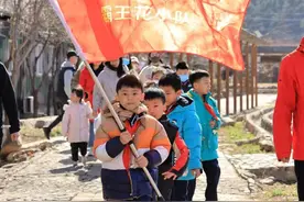 春天里的诗意课堂  山师二附小2021级3班开展植树踏青活动图片