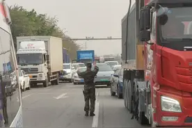 军营大门突发车祸，执勤武警紧急救援图片