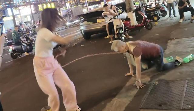 女子铁链牵爬行男子边抽边直播