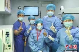 广西援老挝医疗队完成复明手术 患者家属送芒果感谢图片