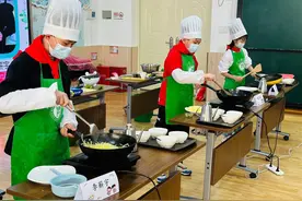 看，10后的孩子都会颠锅了！武汉小学生在厨艺大赛上大显身手图片