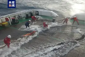 我国成功施救南海海域因故障遇险的外籍货船 21名船员平安获救图片