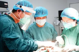 女子智齿反复发炎长出含牙囊肿，医生：这些情况千万别拖图片