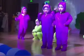 萌娃上台表演摔倒后，哭着演完全部节目，妈妈：本以为她会跑台下求安慰图片