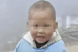 两岁半男童已失踪四天！数百人出动搜寻，目前只找到鞋子图片