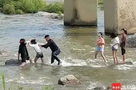突遇河水暴涨，四孩童被困河道！事发五指山图片