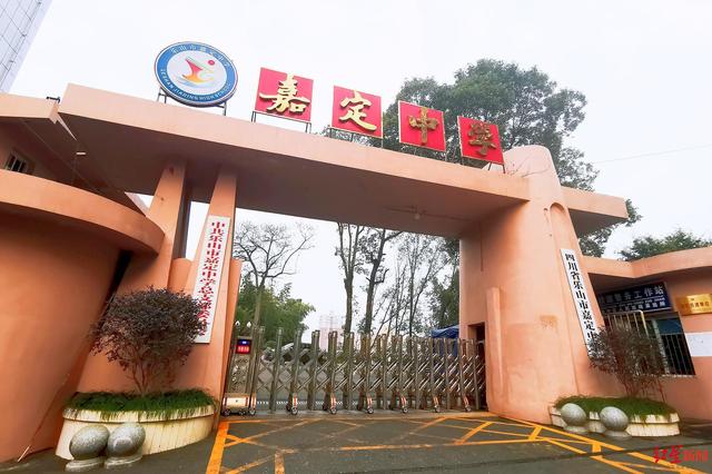 教师被举报猥亵后坠亡 民警因疏忽自责