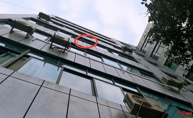 教师被举报猥亵后坠亡 民警因疏忽自责