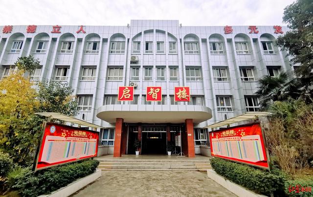教师被举报猥亵后坠亡 民警因疏忽自责