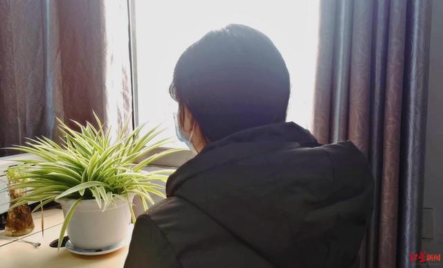 教师被举报猥亵后坠亡 民警因疏忽自责