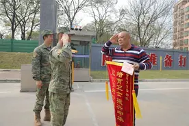 救人不留名，海军战士好样的！图片