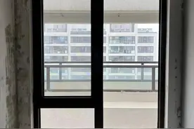 精装交付的新房变“霉屋”！越修越严重，两年未能找出墙壁发霉的“病根”图片
